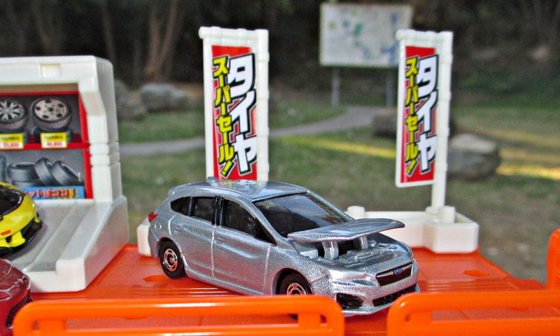Illustration for article titled Land of the Rising Sunday: Autobacs (and an R32)